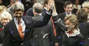 KERRY AND CLINTON RAISE THEIR HANDS AT JEFFERSON JACKSON DINNER IN DES MOINES.