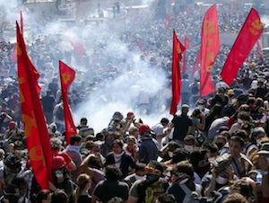 Communist flags wave over Turkish rioters
