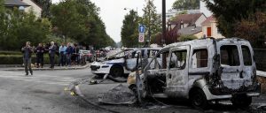 Both vehicles burned in Viry-Châtillon. The area, bordering the Grande Borne, a sensitive city of Grigny. © AFP / THOMAS SAMSON